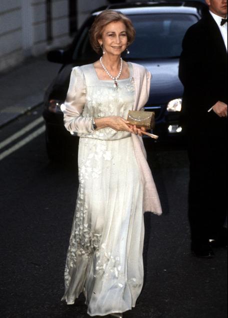 Imagen - La reina Sofía con el 'pendantif' de rubí cabujón en la cena previa a la boda de Alexia de Grecia.
