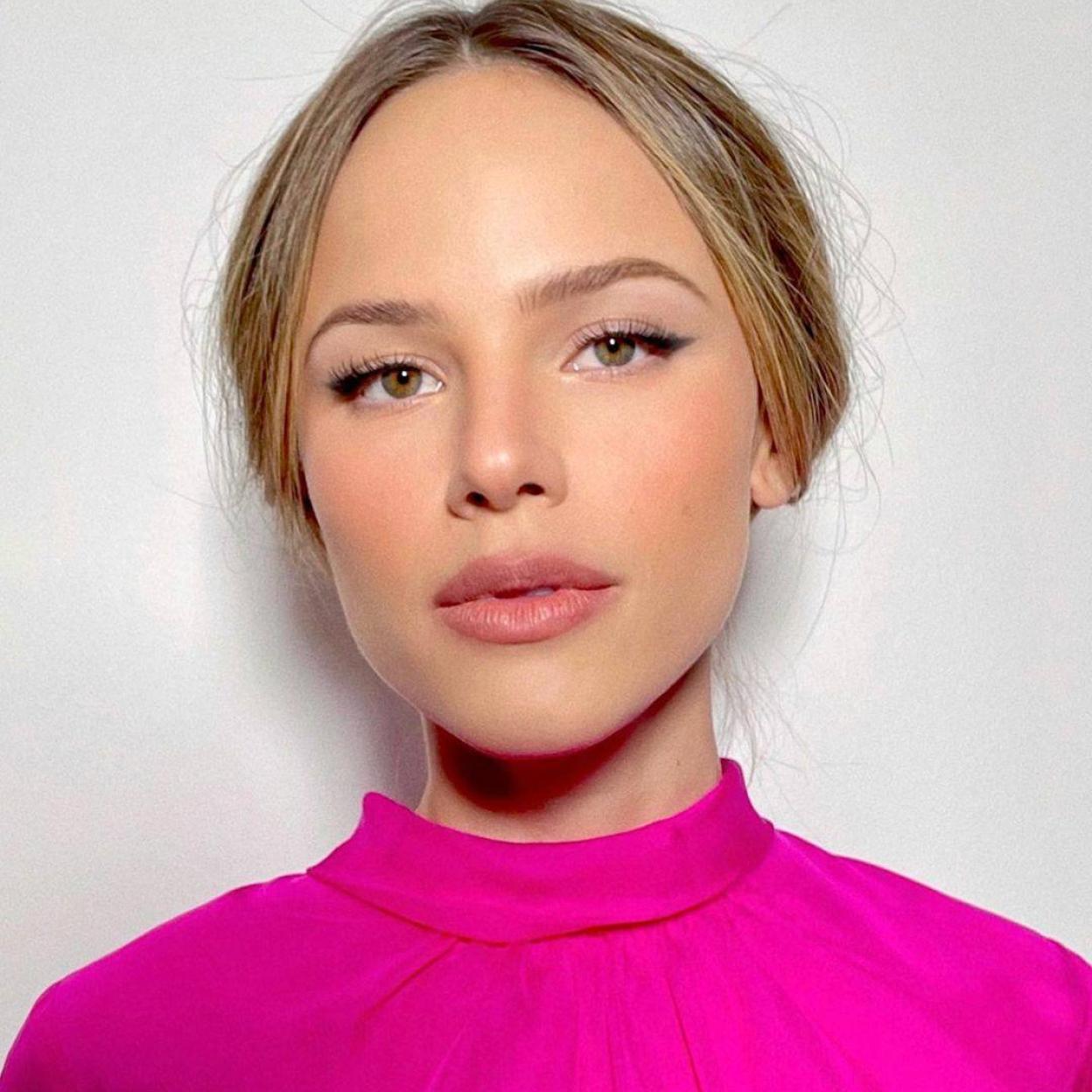 Presume de la piel uniforme de Halston Sage con estos sérums antiedad con vitamina A