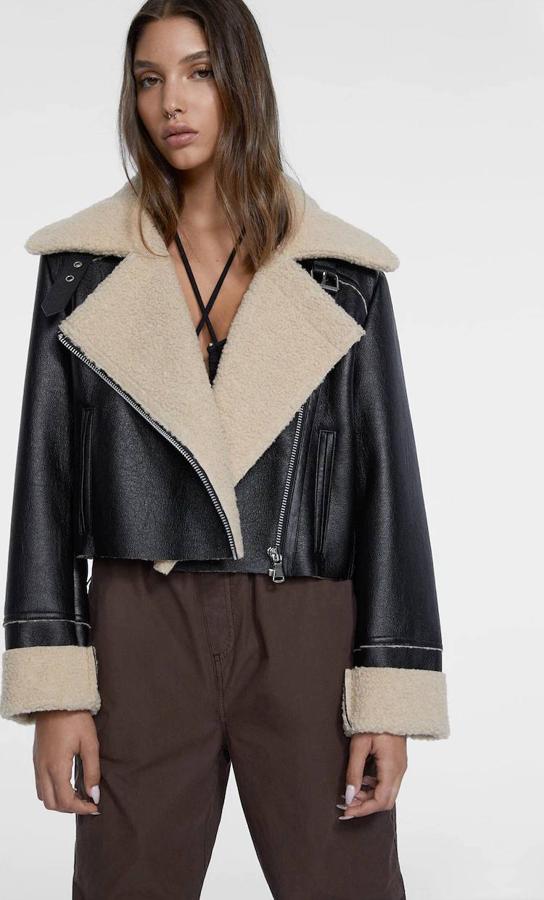 Cazadora cropped de doble faz con ribetes, manga larga, corte fluido, bolsillos y cuello solapa, en negro y crudo, de Stradivarius. Puedes conseguirla por 49,99 euros.