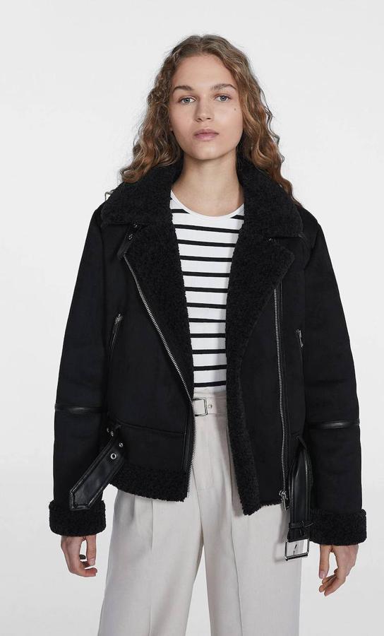Cazadora doble faz efecto ante con forro de borreguillo a tono, diseño biker, cuello solapa, bolsillos y cinturón, color negro, de Stradivarius. Te costará 55,99 euros.