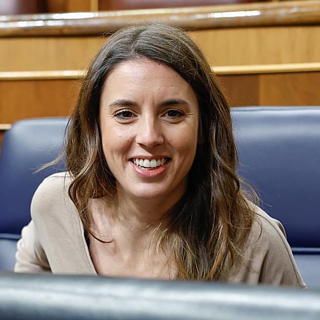 Irene Montero también tiene la falda midi favorita de la reina Letizia e Isabel Díaz Ayuso