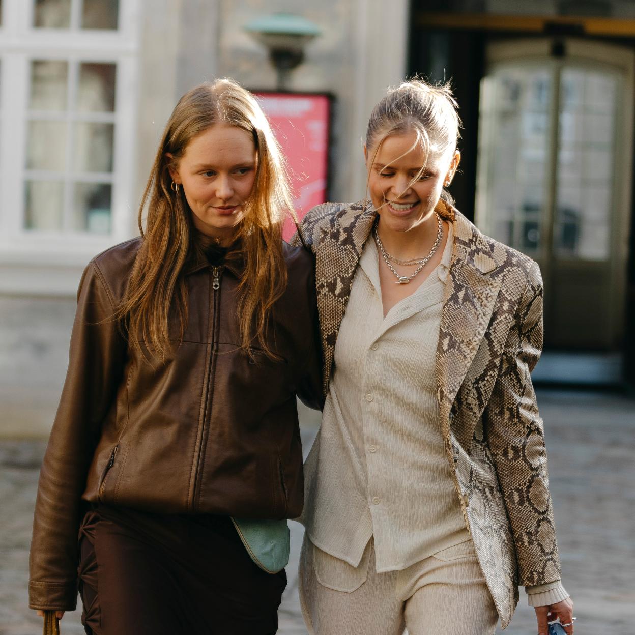 Unas mujeres paseando por el street style.