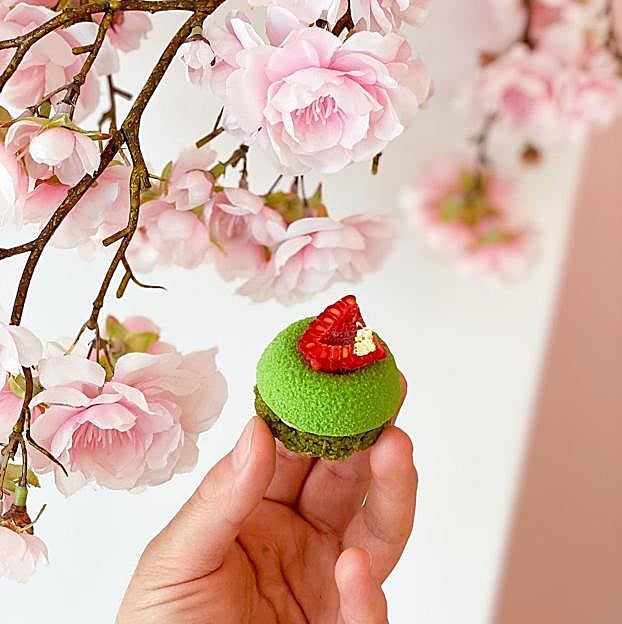 Streuzel de matcha con mousse de matcha y yuzu elaborado por Noelia Tomoshige. 