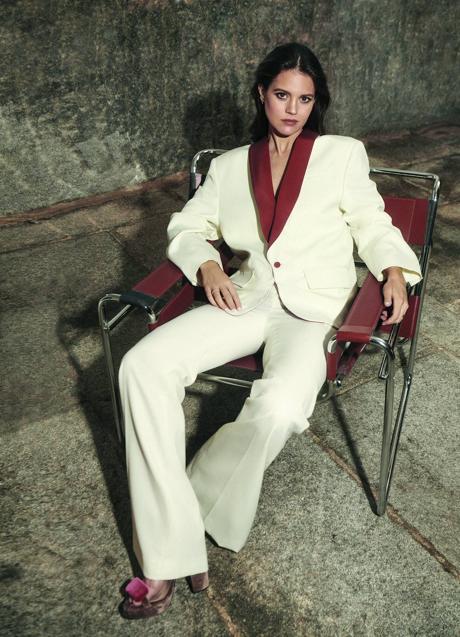 Imagen - Isabelle lleva traje de chaqueta de Dsquared2 y zapatos de Inés Domecq para Cuplé. Fotografía: Jonathan Segade / Estilismo: Carla Aguilar