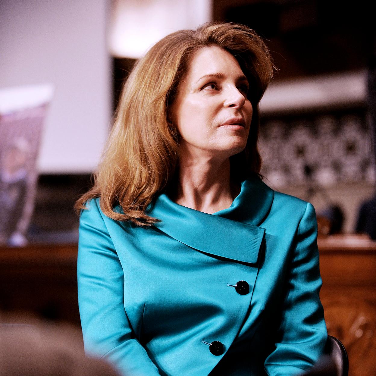 Noor de Jordania vestida de azul. 