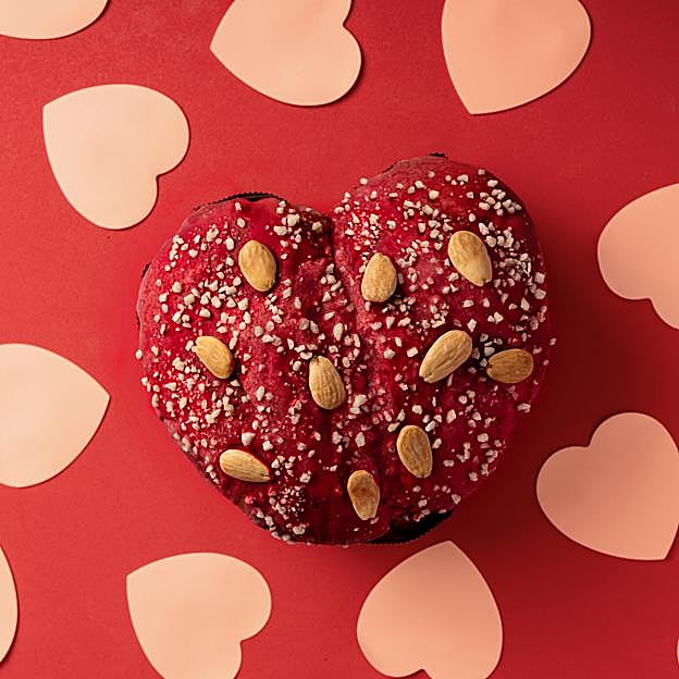 El lovettone de Madreamiga con almendras y cobertura de chocolate blanco y puré de fresas.