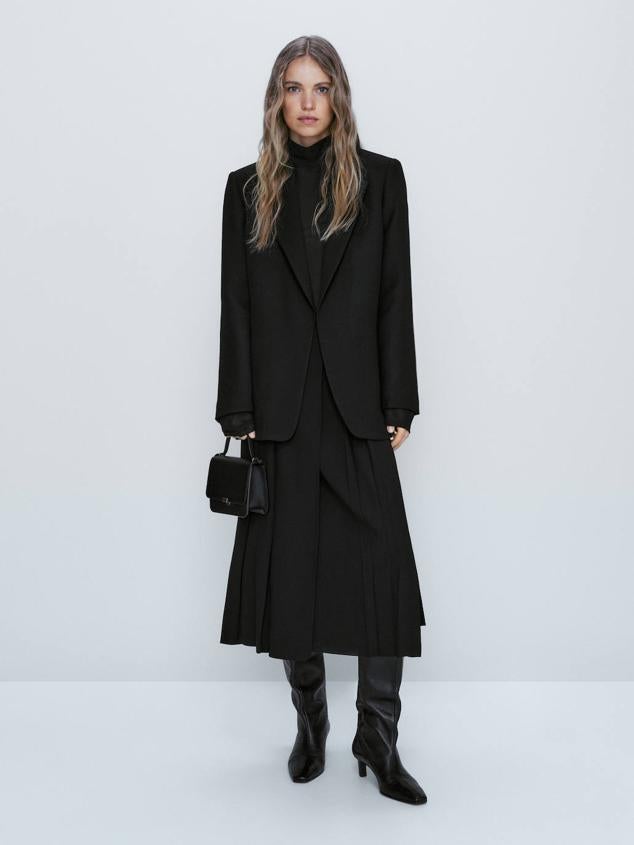 Falda midi con diseño de tablas, tiro alto y detalle de cinturón a juego, color negro. Te costará 79,95 euros.