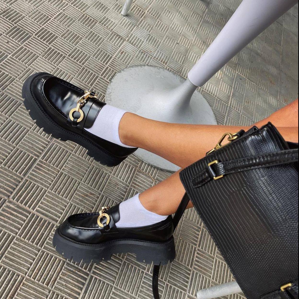 La influencer lleva unos mocasines de suela track con calcetines