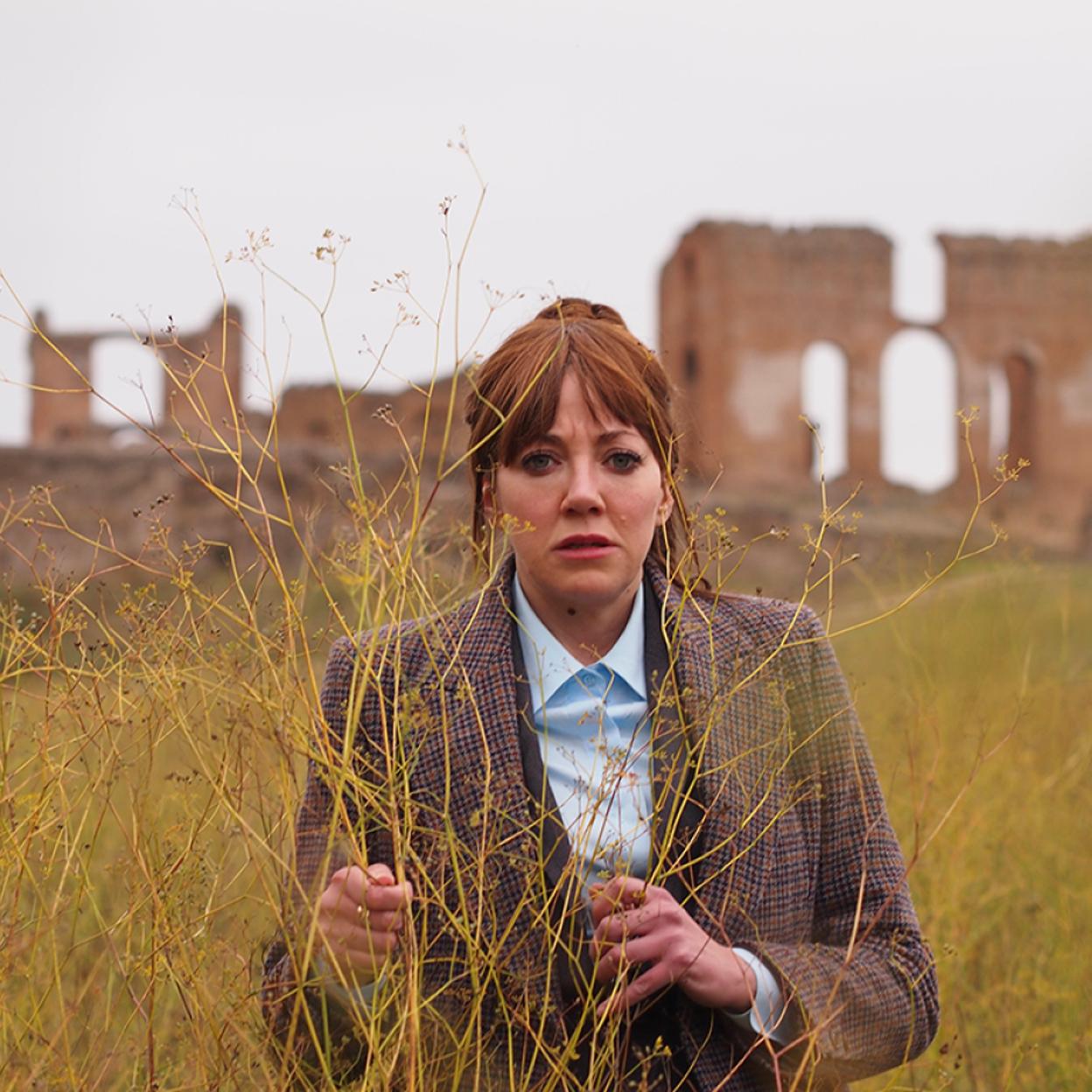 Imagen promocional del falso documental de Netflix La tierra según Philomena Cunk.