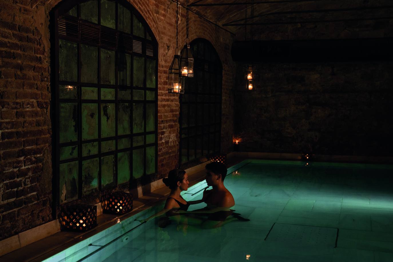 Desde el día 11 y hasta el 14 de febrero, los cuatro centros Aire Ancient Baths de España (Barcelona, Sevilla, Almería y Vallromanes) ofrecen una experiencia sensorial para disfrutar en pareja: Love Constellations, un masaje corporal que refuerza su efecto relajante gracias al poder de las piedras de basalto. 