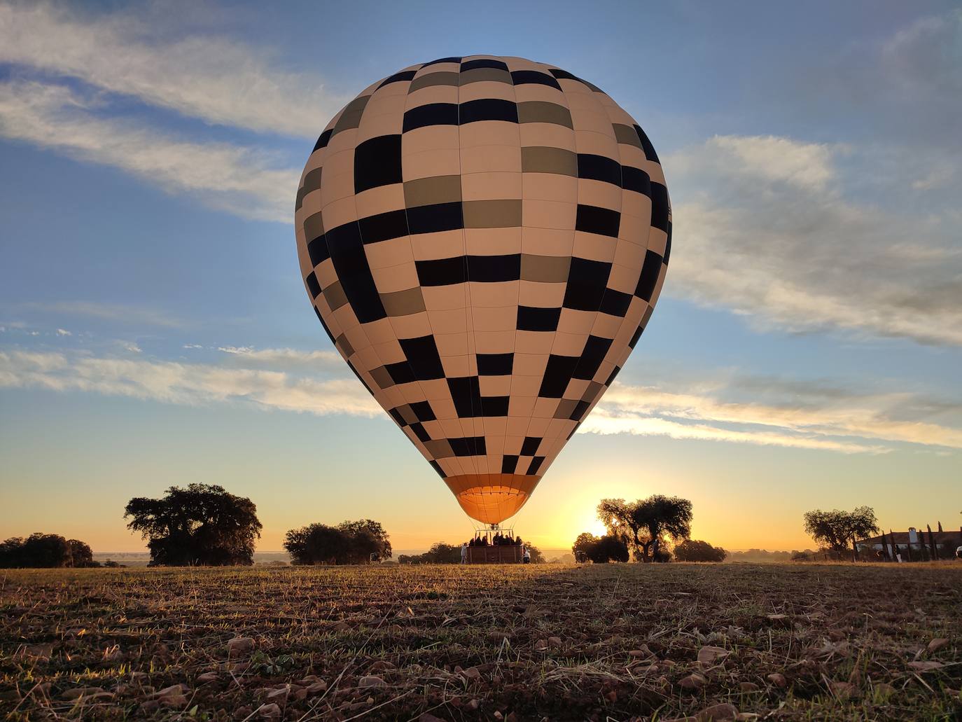 Sobrevolar Segovia, Aranjuez, Ávila, Toledo o Madrid en globo es una de las experiencias más memorables que puedas regalar. La empresa Aerotours dispone también de globos con cesto para dos personas. 