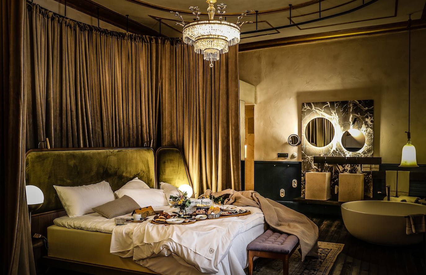 Del desayuno en la cama (disponible todo el año, pero gratis del 12 al 14 de febrero) hasta la romántica cena en el restaurante Botànic, pasando por el acceso VIP al spa suite privado para dos, el regalo de un ramo de rosas o el recién formulado cóctel Rosa, el plan de San Valentín del mallorquín Can Bordoy Grand House & Garden cumplirá todas tus expectativas románticas.