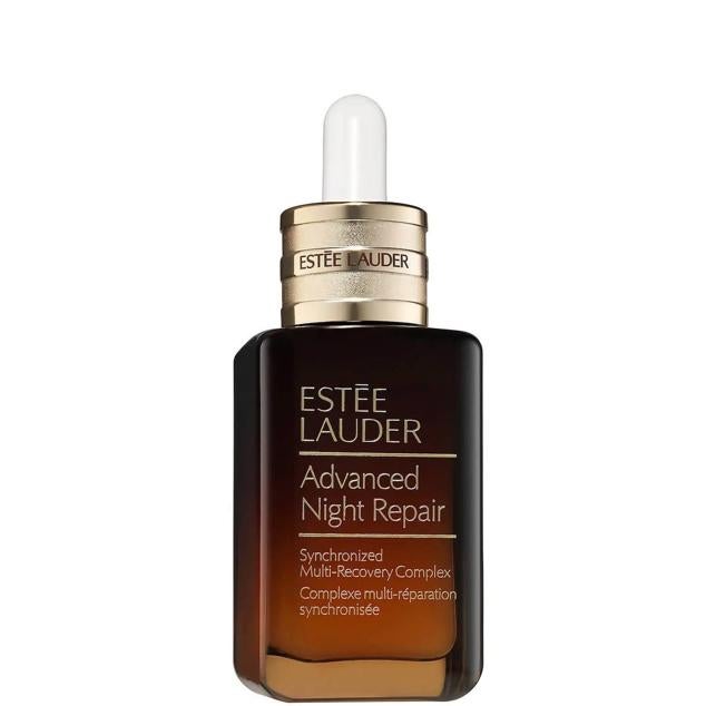 Advanced Night Repair de Estée Lauder es un icónico tratamiento antiedad de culto que perfecciona el rostro al reducir todos los signos de la edad y embellecer la piel, alisándola e iluminándola. Contiene péptidos reafirmantes y un complejo reparador que, en conjunto, estimulan el colágeno y la vitalidad de las células, mientras otros activos como el ácido hialurónico hidratan y rellenan la piel.