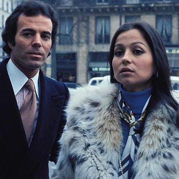 Isabel Preysler junto a Julio Iglesias en los 70, cuando ya era famosa.
