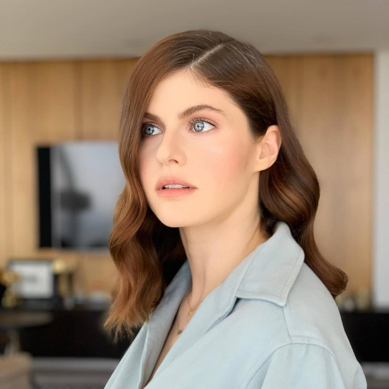 Presume de la tez suave de Alexandra Daddario con estos polvos de maquillaje