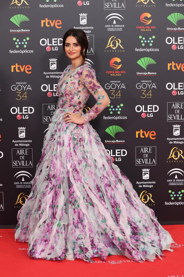 Si tenemos que hablar de mujeres icónicas en las alfombras rojas, Penélope Cruz no puede faltar en la lista. Y aunque nos ha costado elegir su mejor look de los Goya, este vestido de Ralph&Russo que llevó en 2020 se ha llevado el premio.