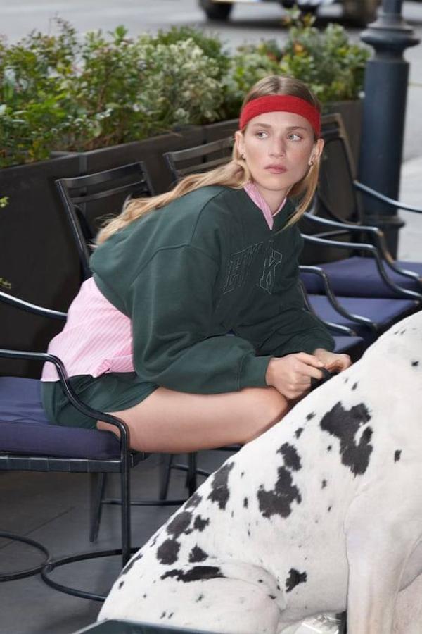 Conjunto con sudadera y shorts verde oscuro por 25,95 euros y 17,95 euros, más camisa de rayas.