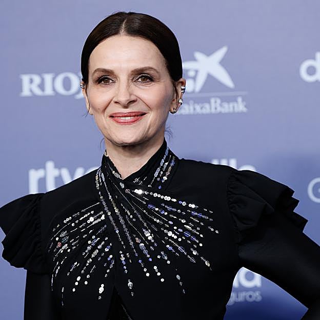 Juliette Binoche, la actriz francesa que ha triunfado en los premios Goya 2023 con un look que rejuvenece a los 50