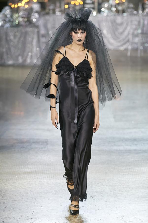 Rodarte vuelve a la pasarela con una idea que emana del poder de las hadas y la cultura gótica dosmilera. 