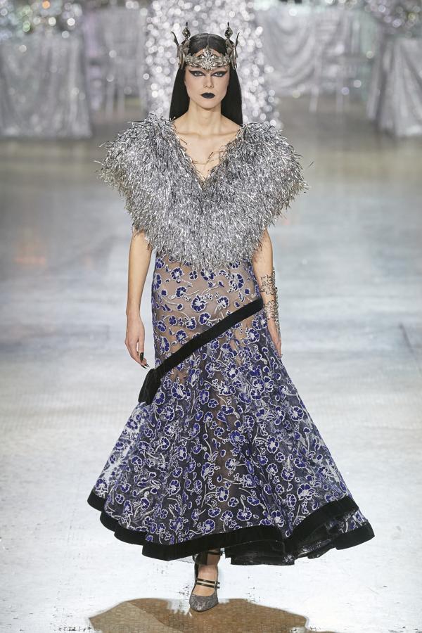 El beauty también ha ido a acorde a la oscuridad, sobre todo en los labios y ojos. Cabe destacar que Rodarte se ha podido inspirar en Miércoles Addams, tras su popular serie en Netflix.