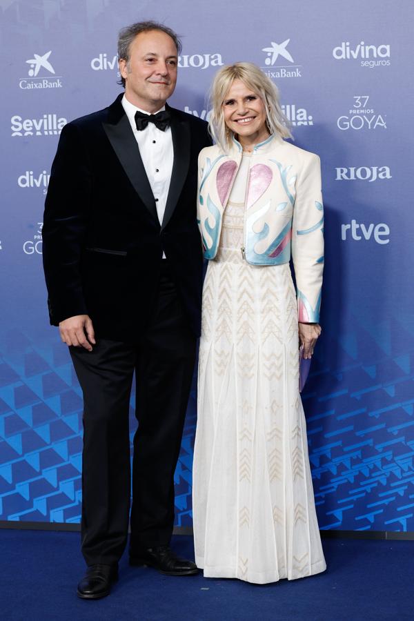 Eugenia Martínez de Irujo posó en el photocall con su pareja y con un look de Teresa Helbig formado por un vestido blanco y chaqueta de cuero metalizada.