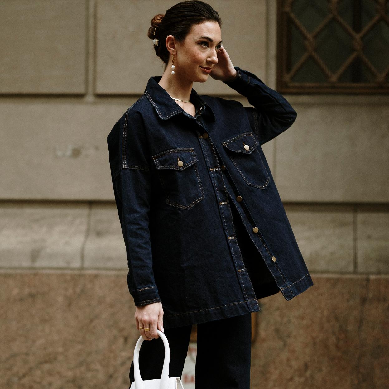 Una mujer en el street style con total look en denim.