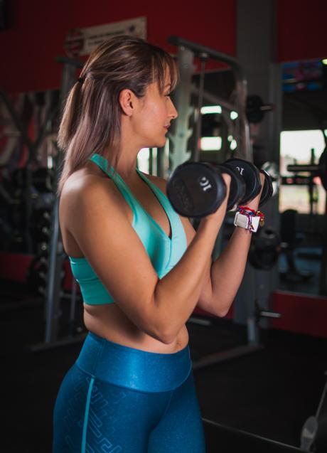 Imagen - Mujer entrenando con pesas/PEXELS
