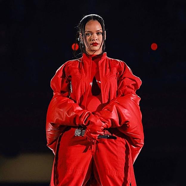 Rihanna reaparece en la Super Bowl: anuncia su segundo embarazo y sorprende con mono de Loewe y las zapatillas Salomon tendencia