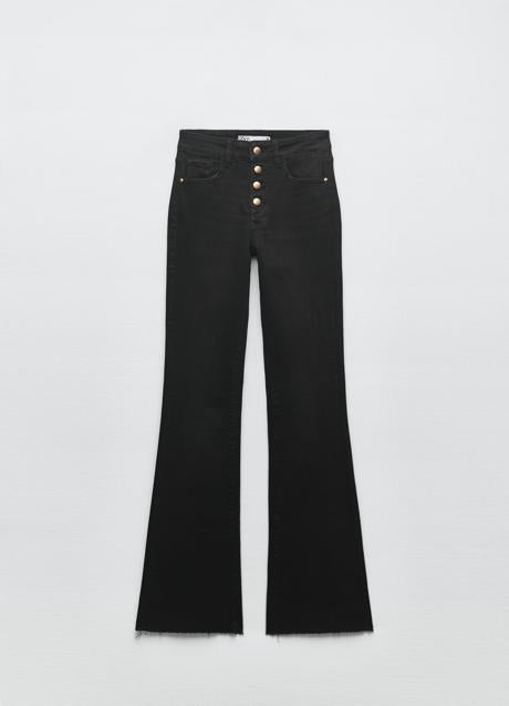 Imagen - Pantalón vaquero de tiro alto y botones centrales de Zara. Foto: Zara.