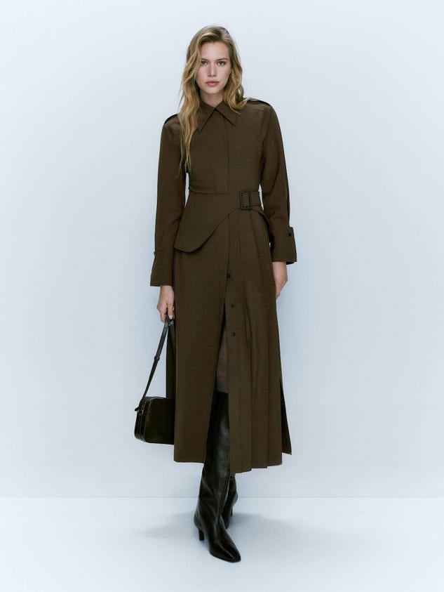 Vestido camisero midi en tejido de lana con manga larga terminada en puño, cuello solapa de pico, cinturón ancho y falda de tablas, color kaki, de Massimo Dutti. Cuesta 169 euros.