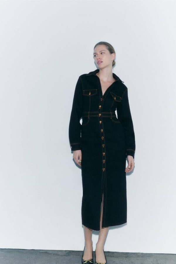 Vestido midi camisero en tejido denim con corte entallado, manga larga, cuello solapa, bolsillos, cierre de botones y abertura en el bajo, azul oscuro, de Zara. Consíguelo por 39,95 euros.