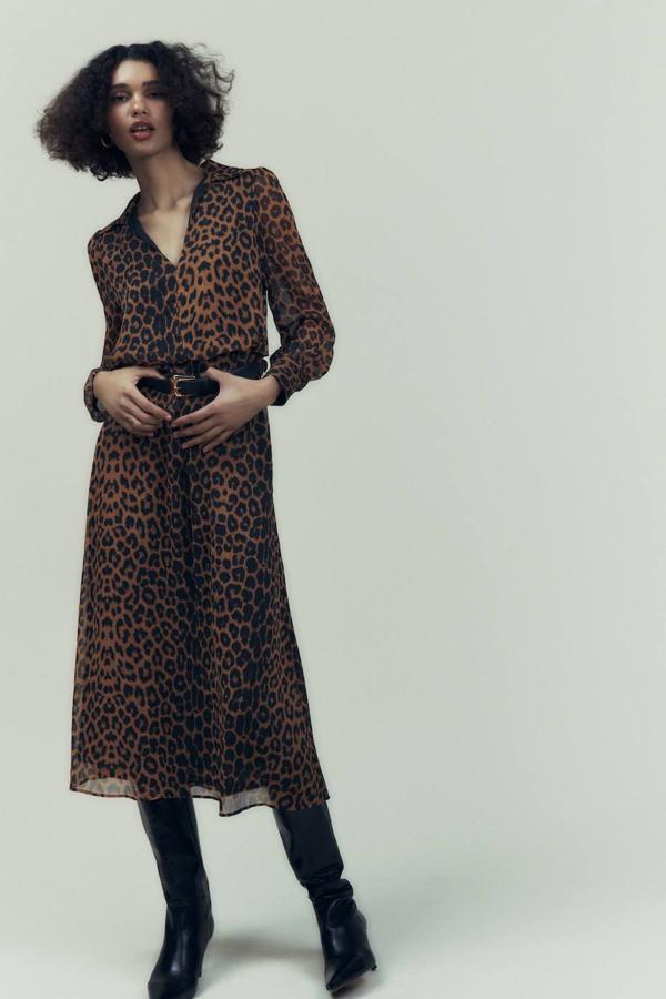 Vestido midi camisero en tejido vaporoso con manga larga, cuello solapa, escote de pico y cinturón efecto piel, en estampado animal de leopardo, de Zara. Lo comprarás a 39,95 euros.