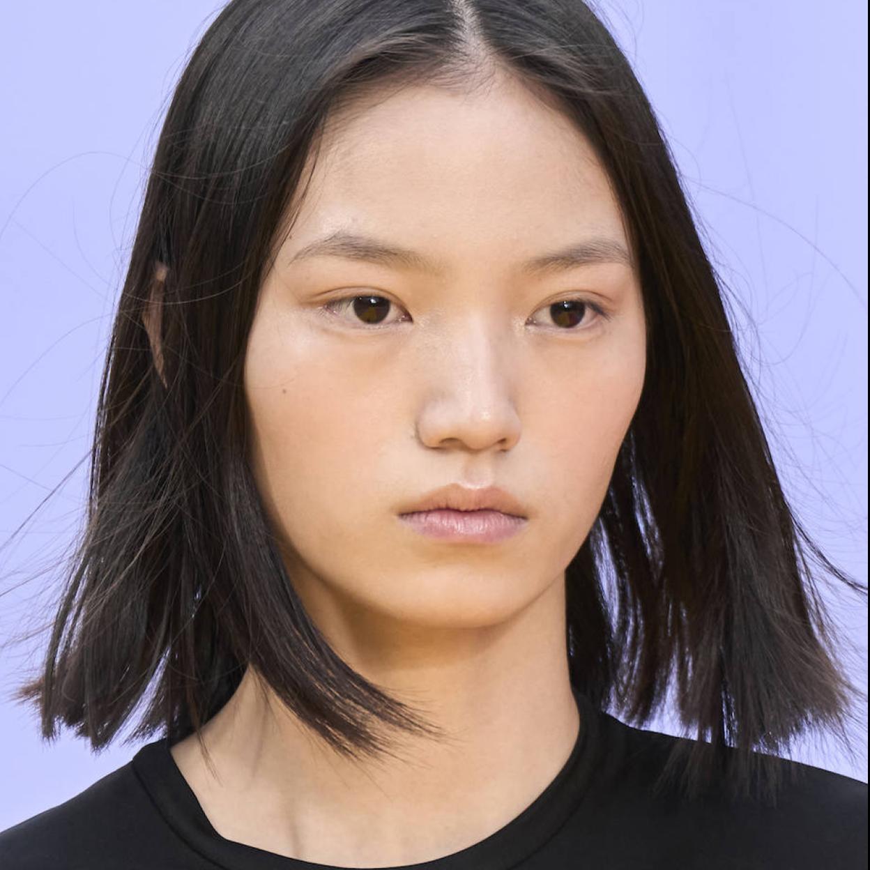 La modelo coreana tiene una piel lisa como la que obtienen estos sérums