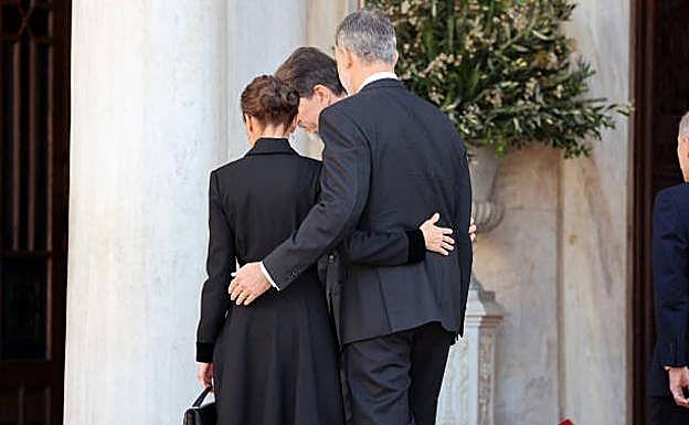 La reina Letizia y el rey Felipe VI, cogidos de la cintura en el funeral de Constantino de Grecia.