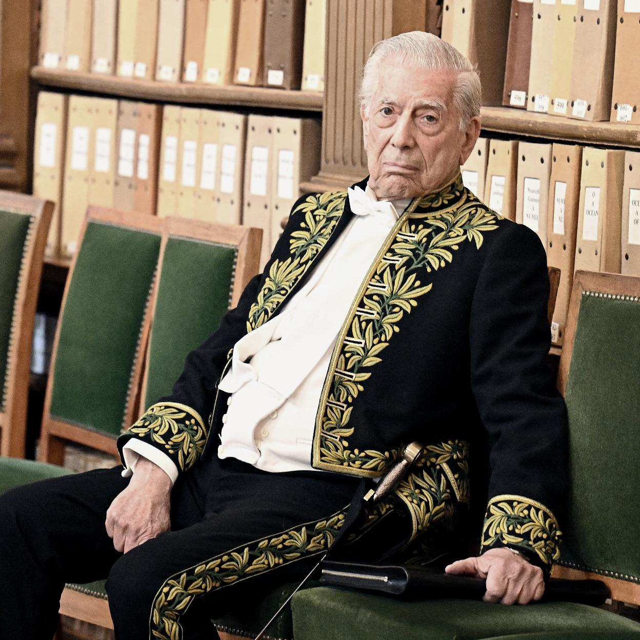 ¿Y AHORA QUÉ?: Mario Vargas Llosa comieza su vida de soltero con Patricia Llosa a su lado