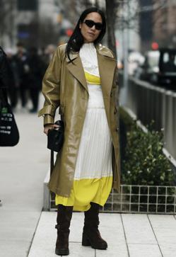 Imagen secundaria 2 - La gabardina de efecto cuero se lleva en varios colores.