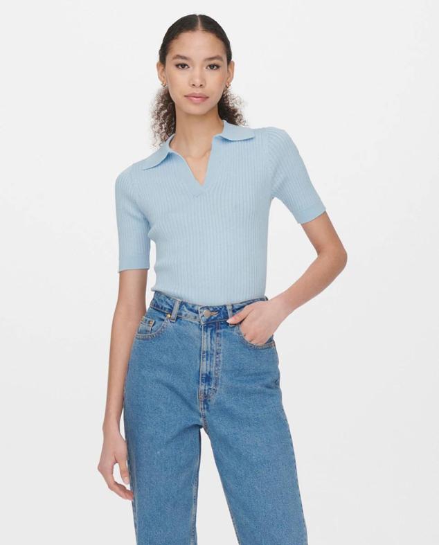 Polo entallado en tejido de punto canalé con cuello solapa abierto y manga corta, tono celeste, de Only. Te costará 24,99 euros.