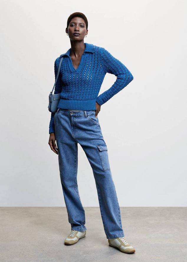 Polo en tejido de punto calado con manga larga, cuello solapa, escote de pico y acabados en rib, tono azul, de Mango. Está disponible por 39,99 euros.