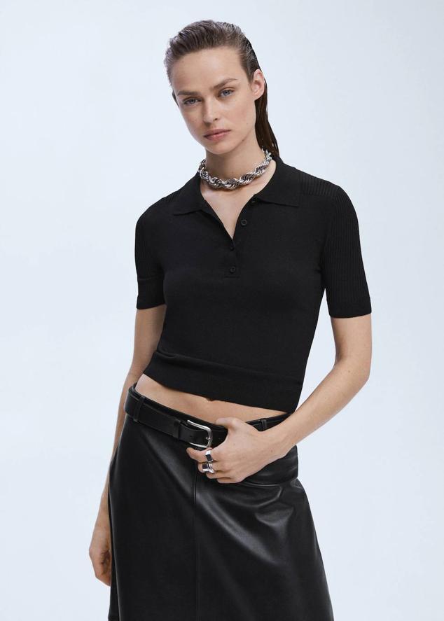 Polo ajustado en tejido de punto fino con manga corta, cuello solapa y detalles de canalé, color negro, de Mango. Hazte con él por 35,99 euros.