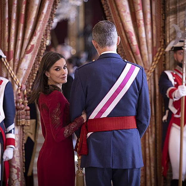 Miradas cómplices, abrazos y gestos de amor en la relación de pareja de Felipe y Letizia: por qué los reyes sí van a celebrar San Valentín