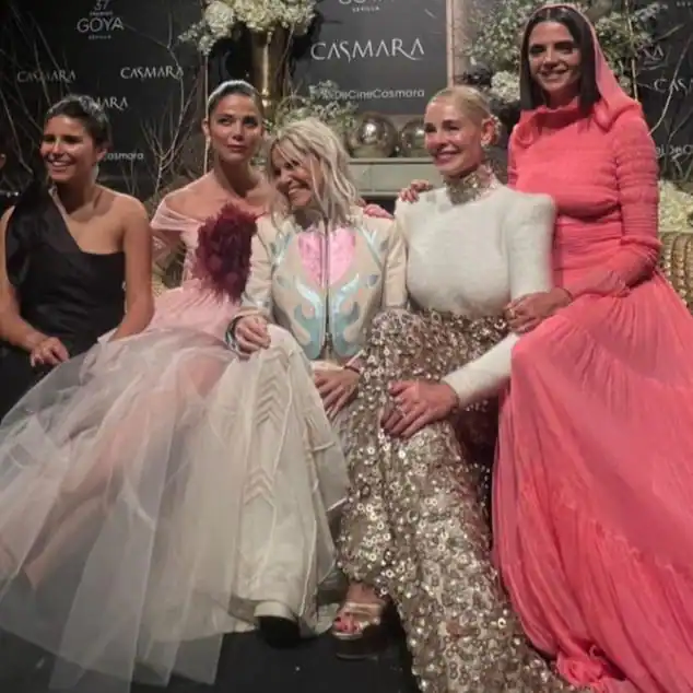 Tana rivera posó junto a su madre y algunas de las actrices más triunfadoras de la alfombra roja. En esa fotografía la hemos visto lucir un vestido negro con tirante asimétrico.