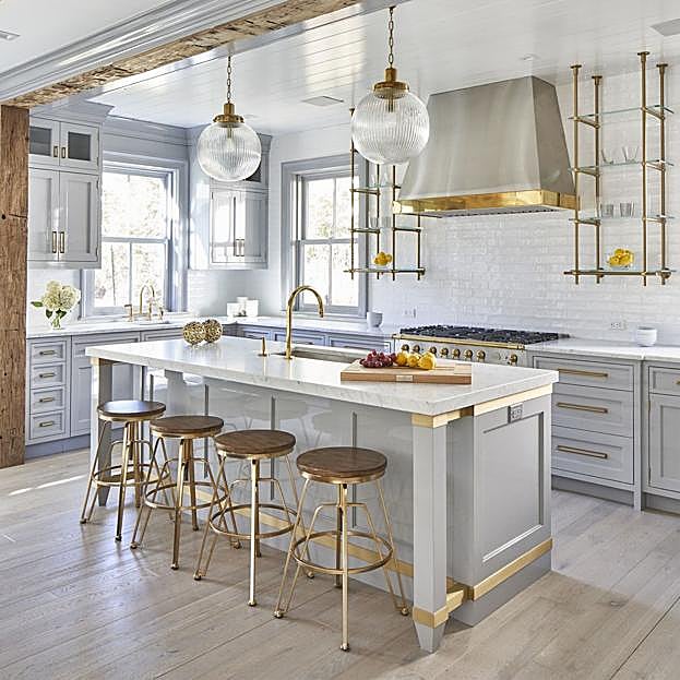 Imagen principal - Ideas para decorar la cocina, la mesa o rincones especiales de tu casa con piezas en dorado. La cubertería y los maceteros son de Zara Home.