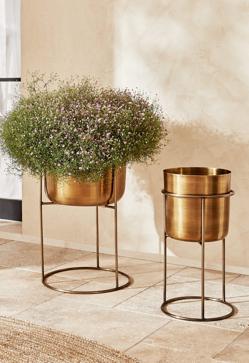 Imagen secundaria 2 - Ideas para decorar la cocina, la mesa o rincones especiales de tu casa con piezas en dorado. La cubertería y los maceteros son de Zara Home.