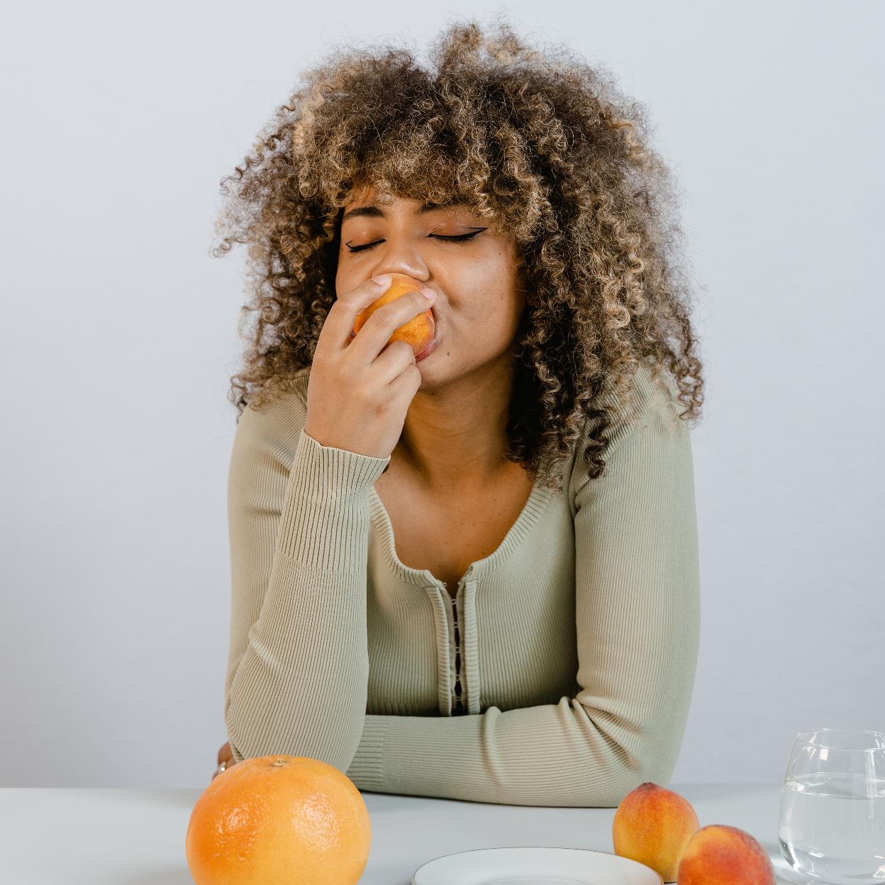 Mujer comiendo fruta