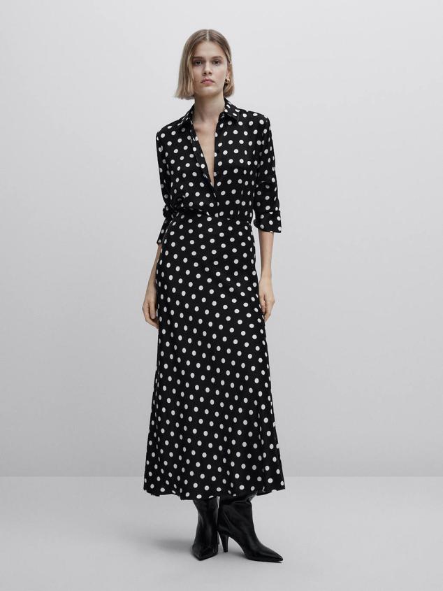 Conjunto en tejido satinado con falda larga y camisa, en estampado de lunares, de Massimo Dutti. Lo encontrarás a 99,95 euros y 99,95 euros.