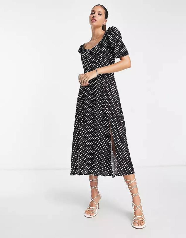 Vestido midi con escote corazón, manga corta abullonada, falda con vuelo y aberturas en el bajo, en estampado de lunares, de Asos. Hazte con él a 47,99 euros.
