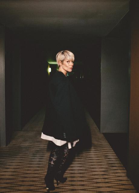 Imagen - Americana de la colección de Yayoi Kusama, vestido blanco y leggins de encaje, todo de Louis Vuitton. Foto: LUPE DE LA VALLINA.