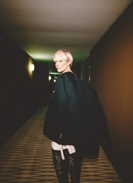 Imagen - Americana de la colección de Yayoi Kusama, vestido blanco y leggins de encaje, todo de Louis Vuitton. Foto: LUPE DE LA VALLINA.