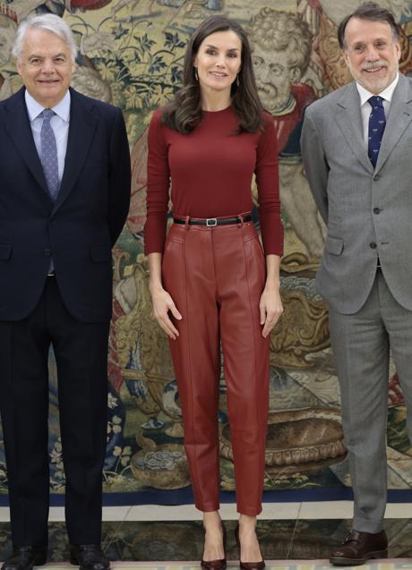 Imagen - La reina Letizia con un total look rojo. / GTRES