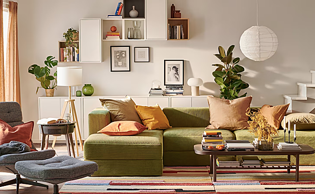 Propuesta de IKEA para un salón decorado en verde y amarillo.